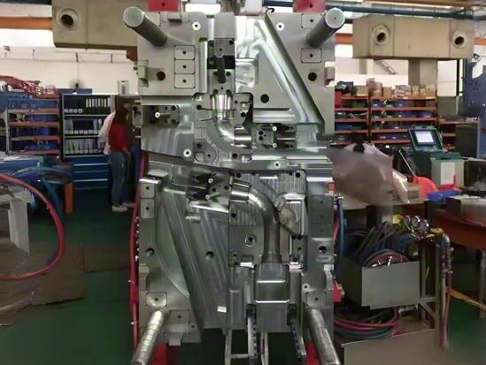 Large injection mold lifted for robotics automation Large injection mold lifted for robotics automation